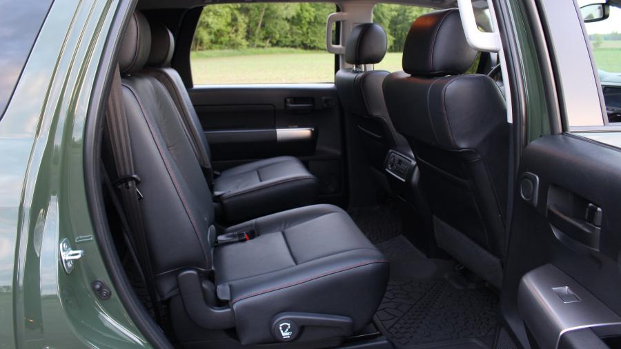 Интерьер Toyota Sequoia TRD Pro 2020 года  (фото 22 из 44)
